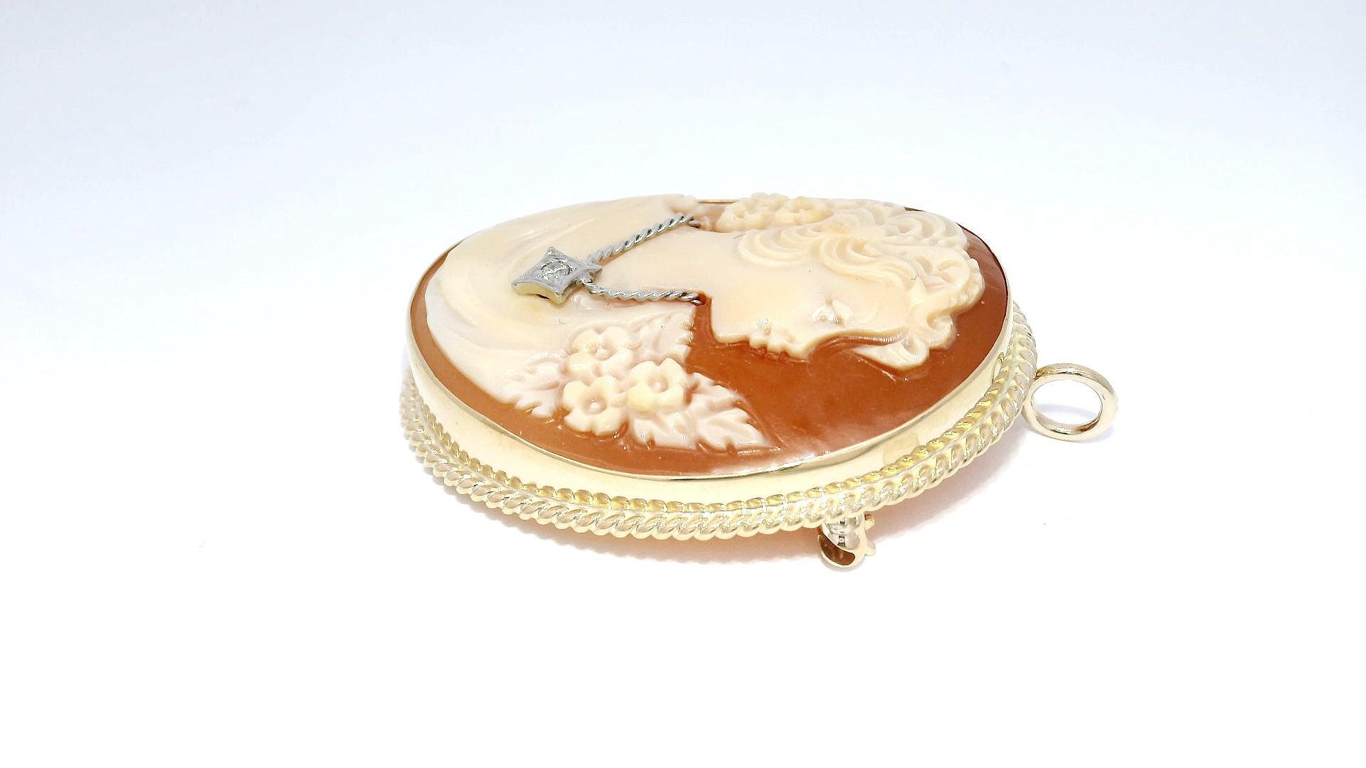 Large Cameo Pendant in 14K Yellow Gold