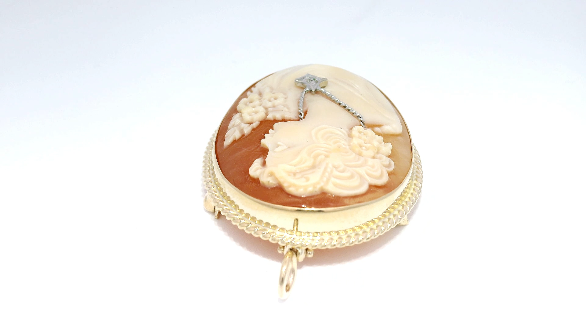 Large Cameo Pendant in 14K Yellow Gold