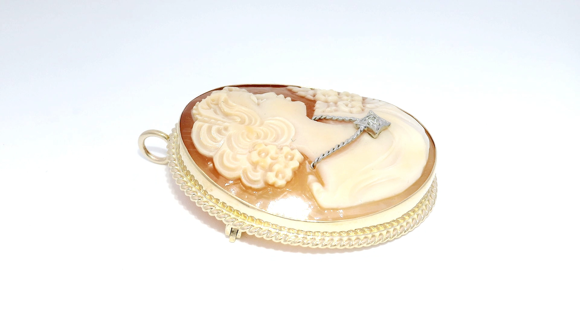Large Cameo Pendant in 14K Yellow Gold