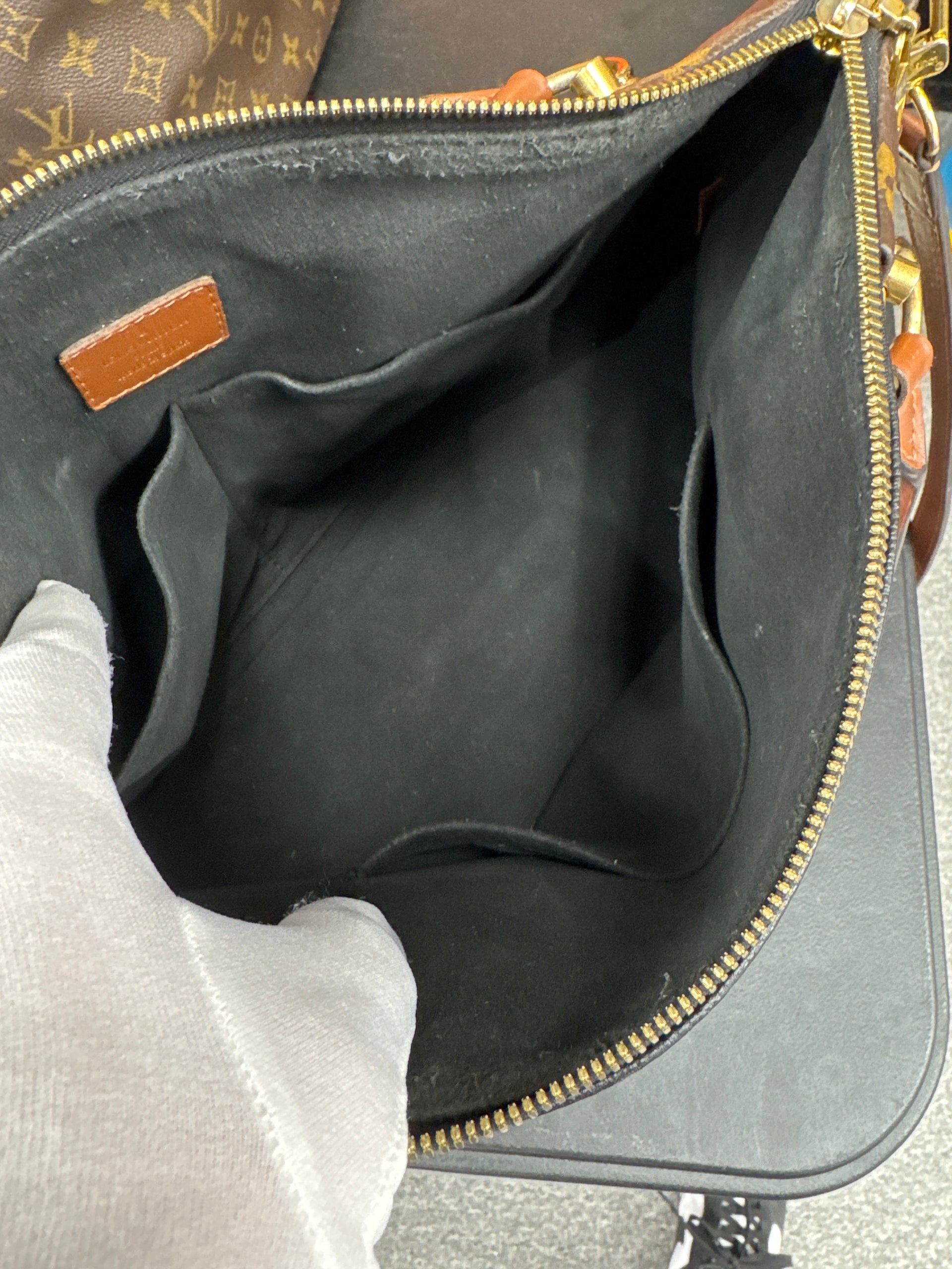 Louis Vuitton V Tote MM Monogram Noir Caramel