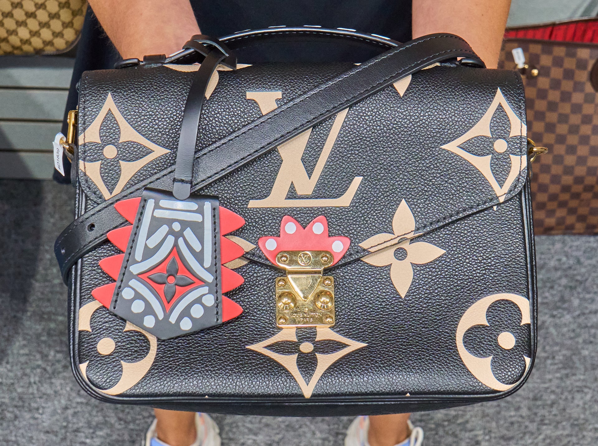 Louis Vuitton Pochette Metis Monogram Crafty Black Cream