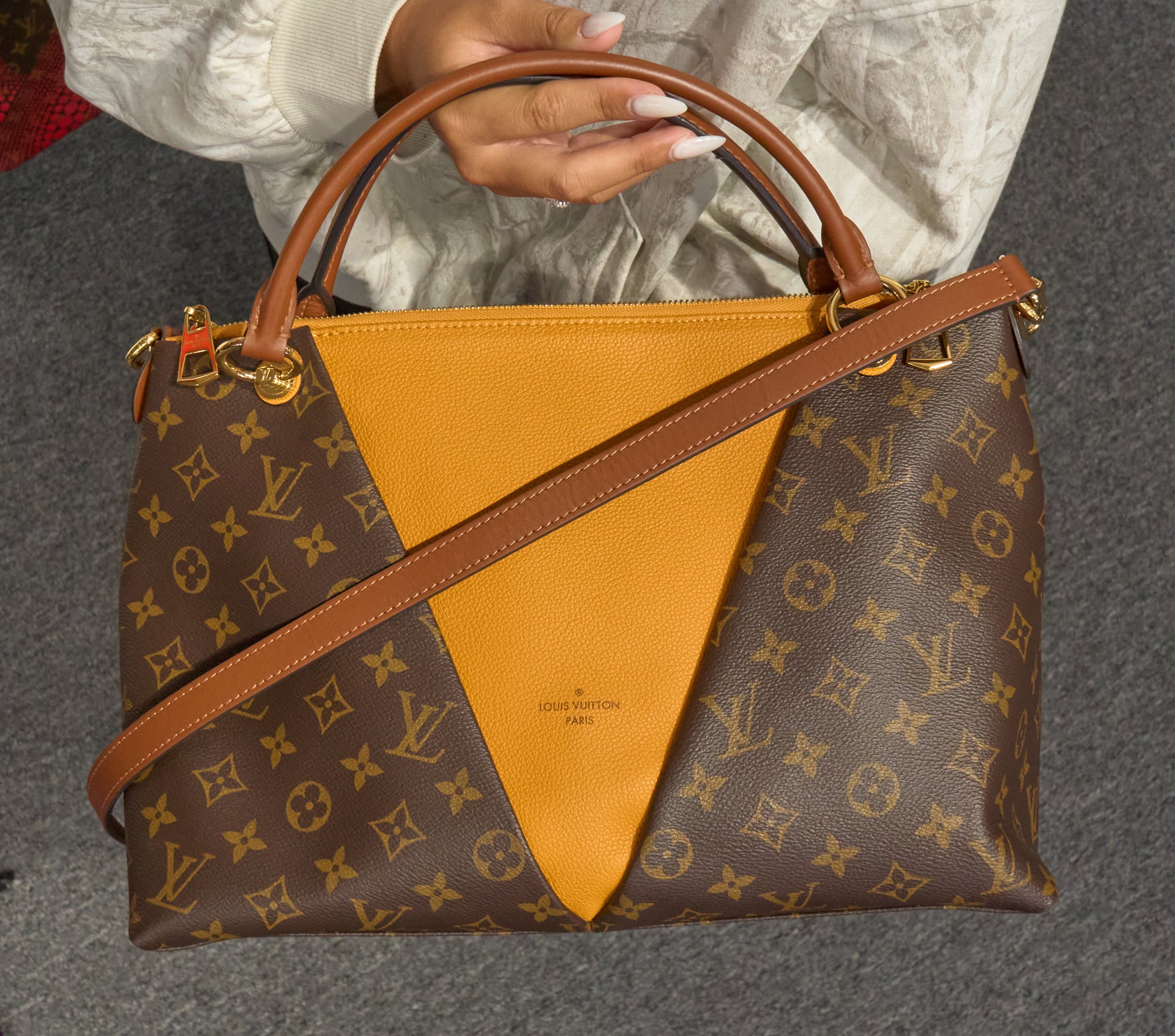 Louis Vuitton V Tote Monogram Safran