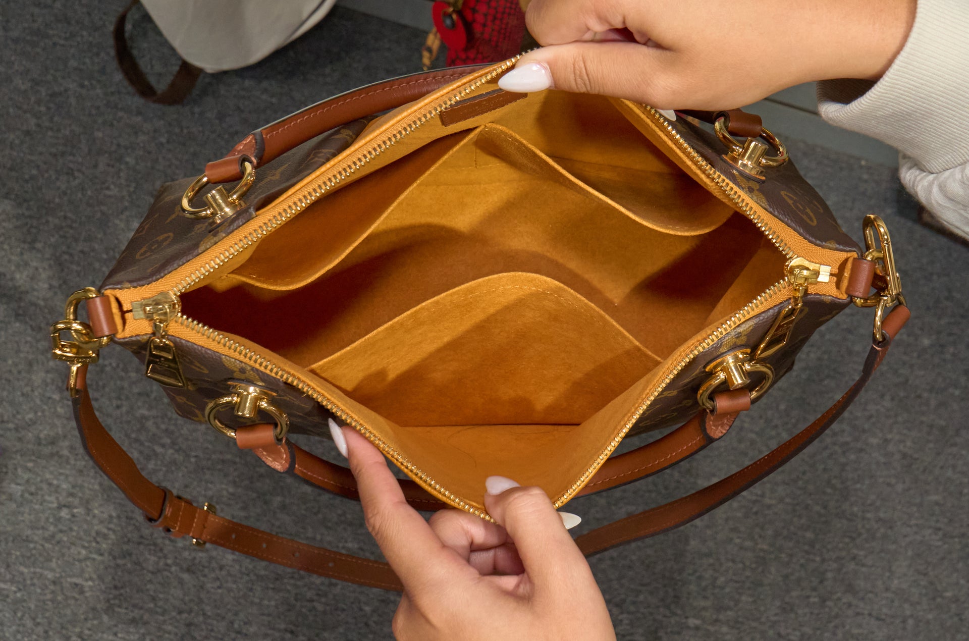 Louis Vuitton V Tote Monogram Safran