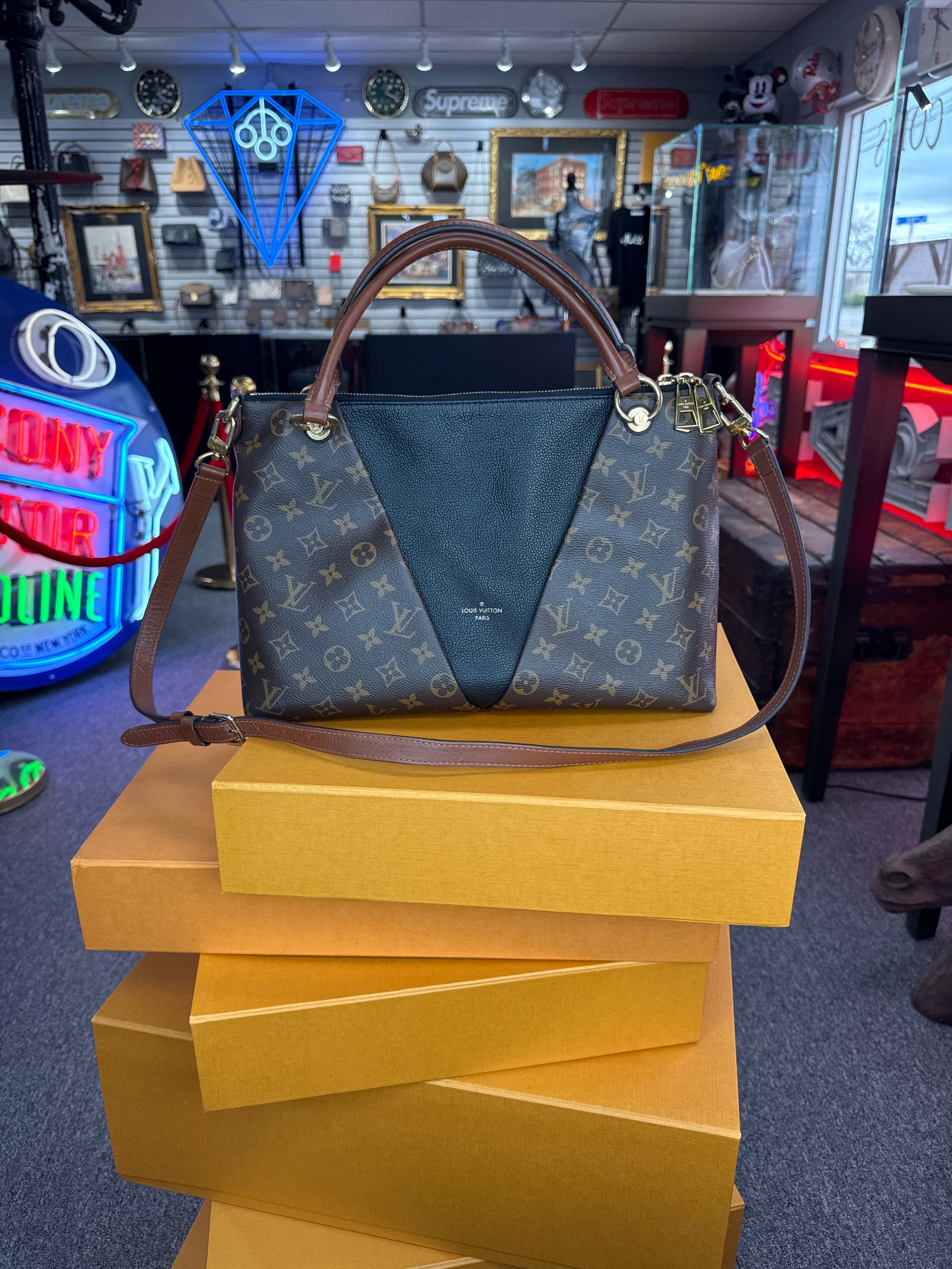 Louis Vuitton V Tote MM Monogram Noir Caramel